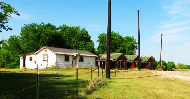 Abandoned Motor Court, South Bend, Texas (2006)